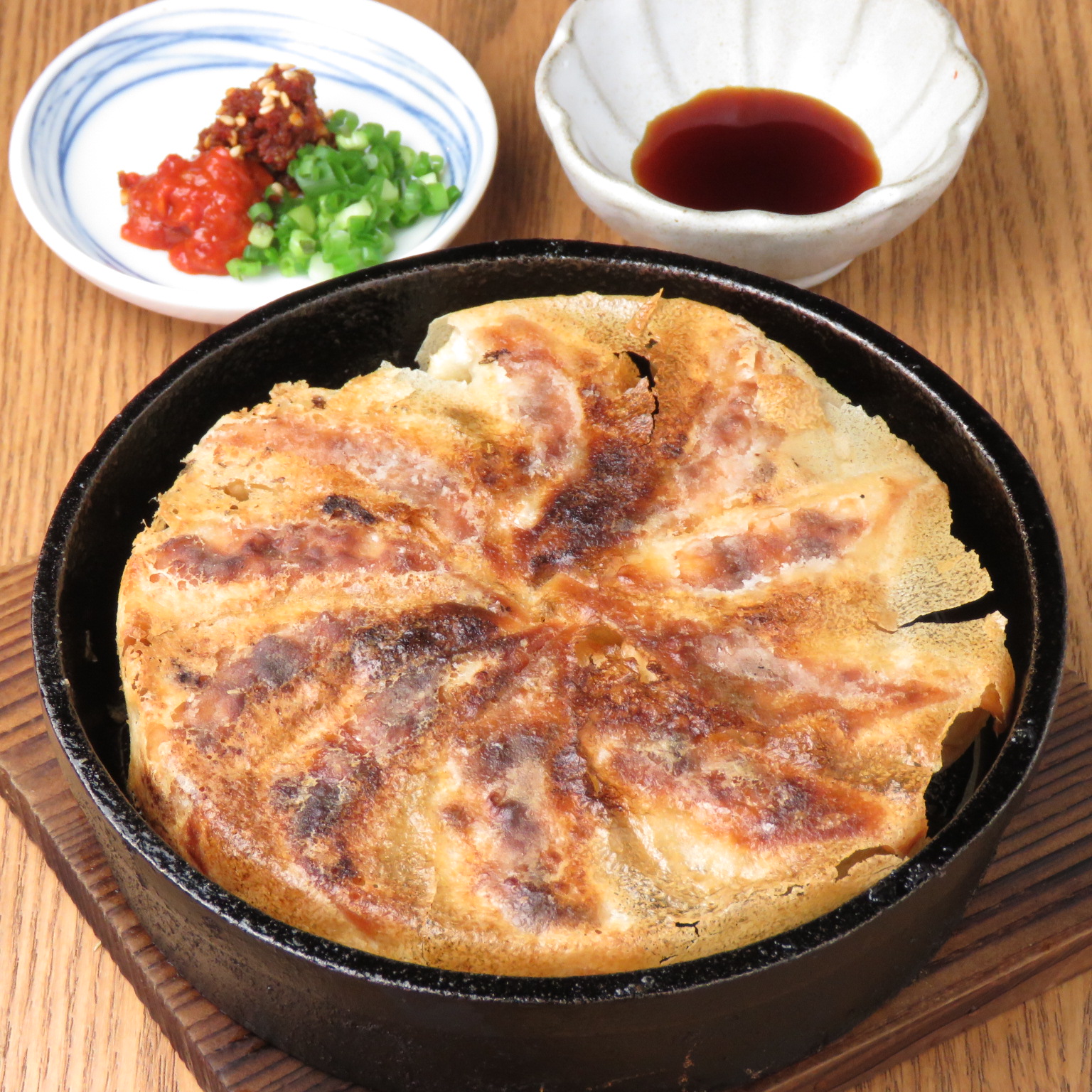名物の鉄なべ餃子！一口サイズの餃子を鉄なべで焼き上げます。お好みでお召し上がりください。