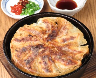 名物の鉄なべ餃子！一口サイズの餃子を鉄なべで焼き上げます。お好みでお召し上がりください。